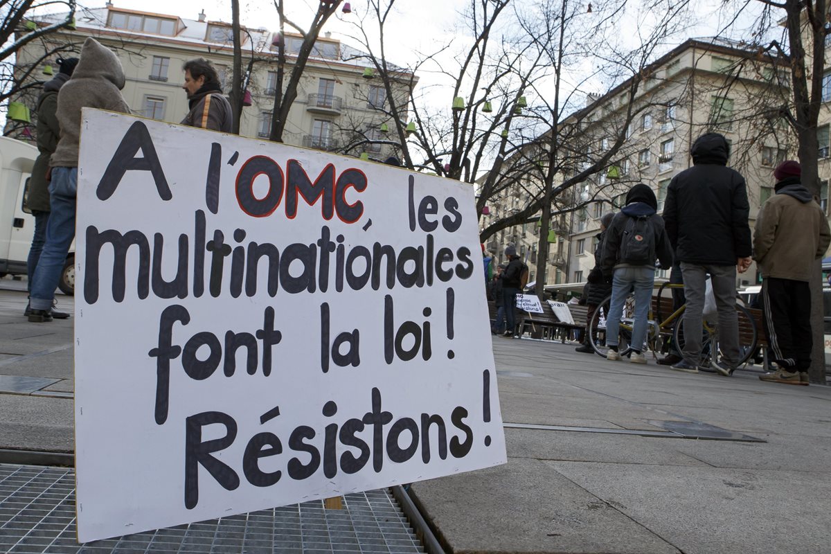 Manifestantes participan en una protesta contra Conferencia Ministerial de la OMC en Buenos Aires. (Foto Prensa Libre:EFE).