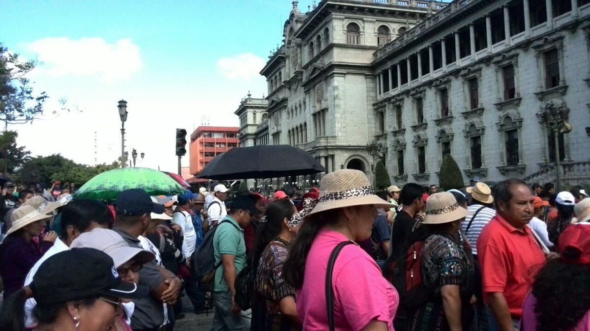 Maestros se muestran inconformes por el descuento que por ley se realiza a sus salarios para las clases pasivas del Estado. (Foto Prensa Libre: Estuardo Paredes)