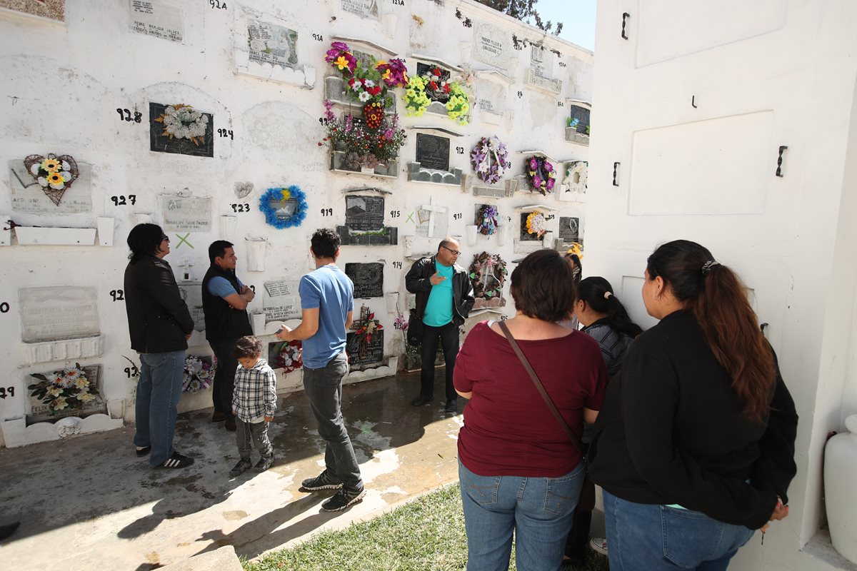 Yajaira Roldán y Francisco Javier Velásquez descansan a unos pasos, uno del otro, en el cementerio de Antigua Guatemala, Sacatepéquez. En el nicho de Yajaira se lee la cita en latín Non fallit te Deus (Dios no te falla), lema del Colegio Belga. (Foto Prensa Libre: Paulo Raquec)