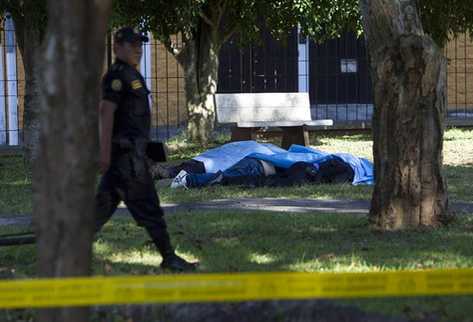 Fuerzas de seguridad resguardan el lugar donde un grupo de sicarios mató a siete personas, en un edificio de clínicas privadas. (Foto Prensa Libre: EFE)