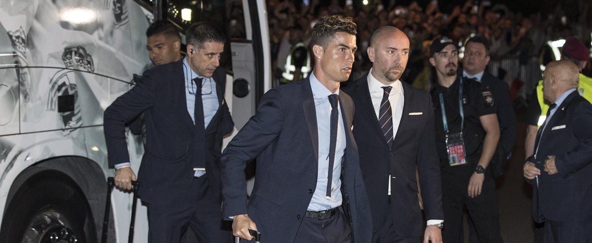 Cristiano Ronaldo fue el primer jugador en bajar del bus a su llegada a Kiev. (Foto Prensa Libre: EFE)