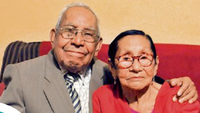 Eusebio Cruz y Ceferina Paiz tienen cinco hijos, ocho nietos y dos bisnietos. (Foto Prensa Libre: Ana Lucía Ola)