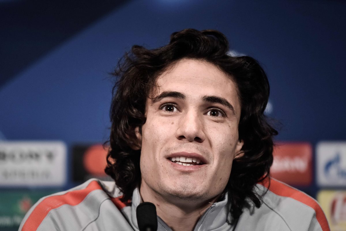 El delantero uruguayo Edinson Cavani durante la conferencia de prensa previo al juego frente al FC Barcelona. (Foto Prensa Libre: AFP)