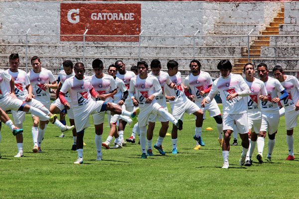 Nahún Espinoza, trabajo con su equipo en el estadio Mario Camposeco donde coordinó estrategias de juego previo al encuentro contra Municipal. (Foto Prensa Libre: Carlos Ventura).