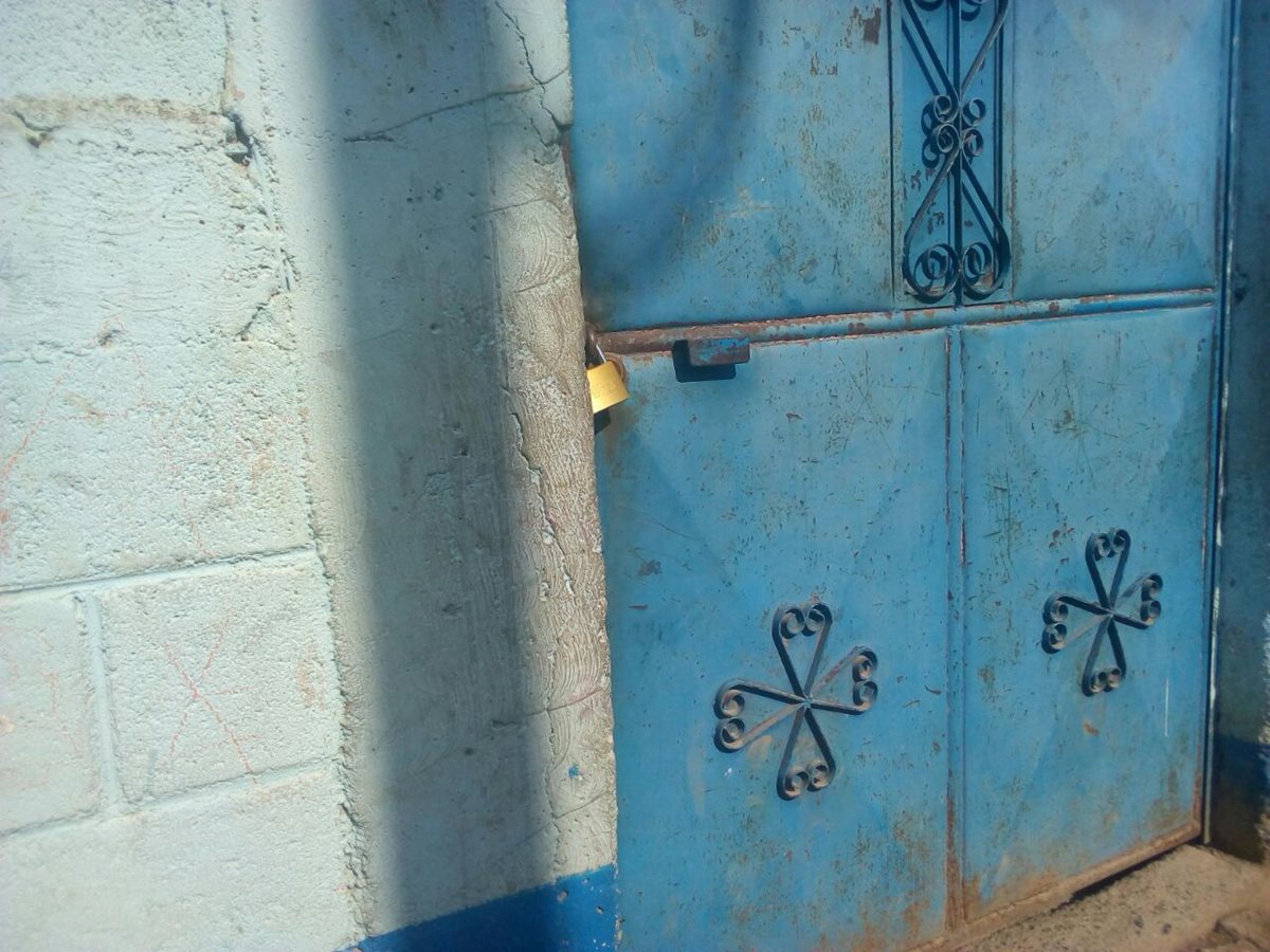 En la escuela Tijom de Nebaj, Quiché, también colocaron candados para evitar el ingreso de los maestros. (Foto Prensa Libre: Héctor Cordero)