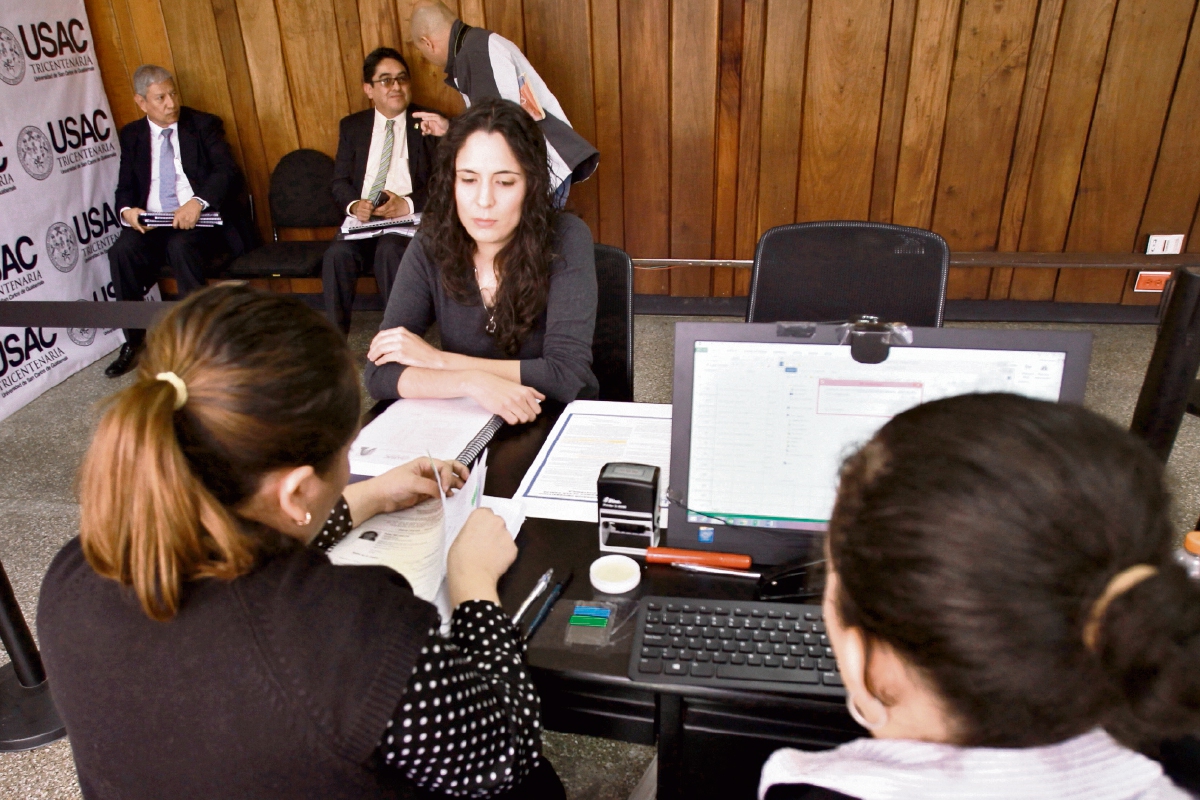 Entre las 22 hojas de vida que recibió el Consejo Superior Universitario (CSU) se encuentran las de Gloria Porras, actual presidenta de la CC. (Foto Prensa Libre: Estuardo Paredes)