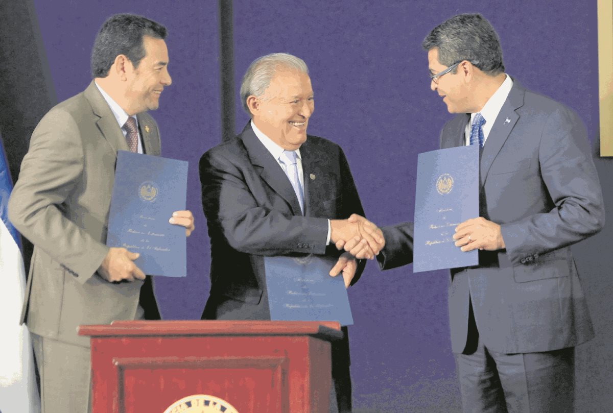 Presidentes de Guatemala, El Salvador y Honduras durante una reunión. (Foto Prensa Libre: Hemeroteca PL).