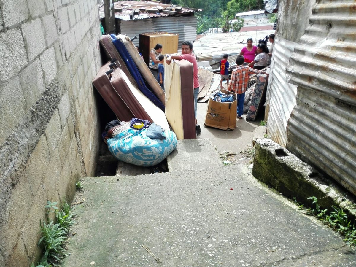 Vecinos del asentamiento Galilea, en la colonia El Amparo, zona 7 fueron evacuados por la Conred. (Foto: Sara Melini)