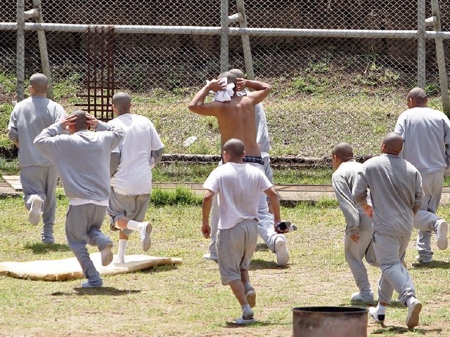 Jóvenes del correccional Etapa 2 cuando son sometidos al orden por la Policía luego de motín. (Foto Prensa Libre: Érick Ávila)