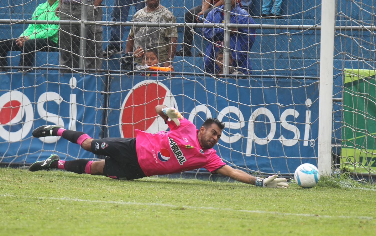 Paulo César Motta en el partido del viernes frente a Cobán Imperial utilizó la camisola rosada de Municipal. (Foto Prensa Libre: Carlos Vicente)