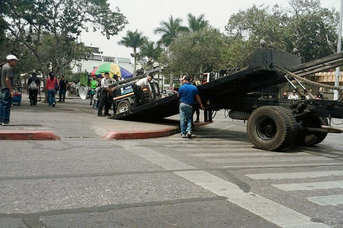 La PNC instaló equipos de iluminación en la Plaza de la Constitución. (Foto Prensa Libre: Andrea Orozco).