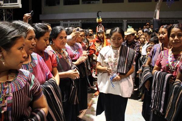 Mujeres de  San Juan La Laguna, Sololá, hacen una valla para recibir a Annytha Julissa Pérez. (Foto Prensa Libre: Édgar Sáenz)