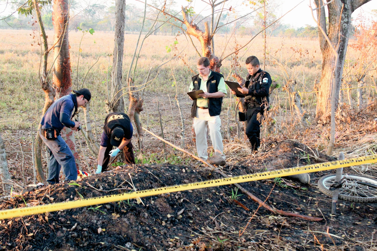 Fiscales del  Ministerio Público inspeccionan el lugar donde fue arrollado  un jornalero, en la ruta a Champerico, Retalhuleu. (Foto Prensa Libre: Rolando Miranda)