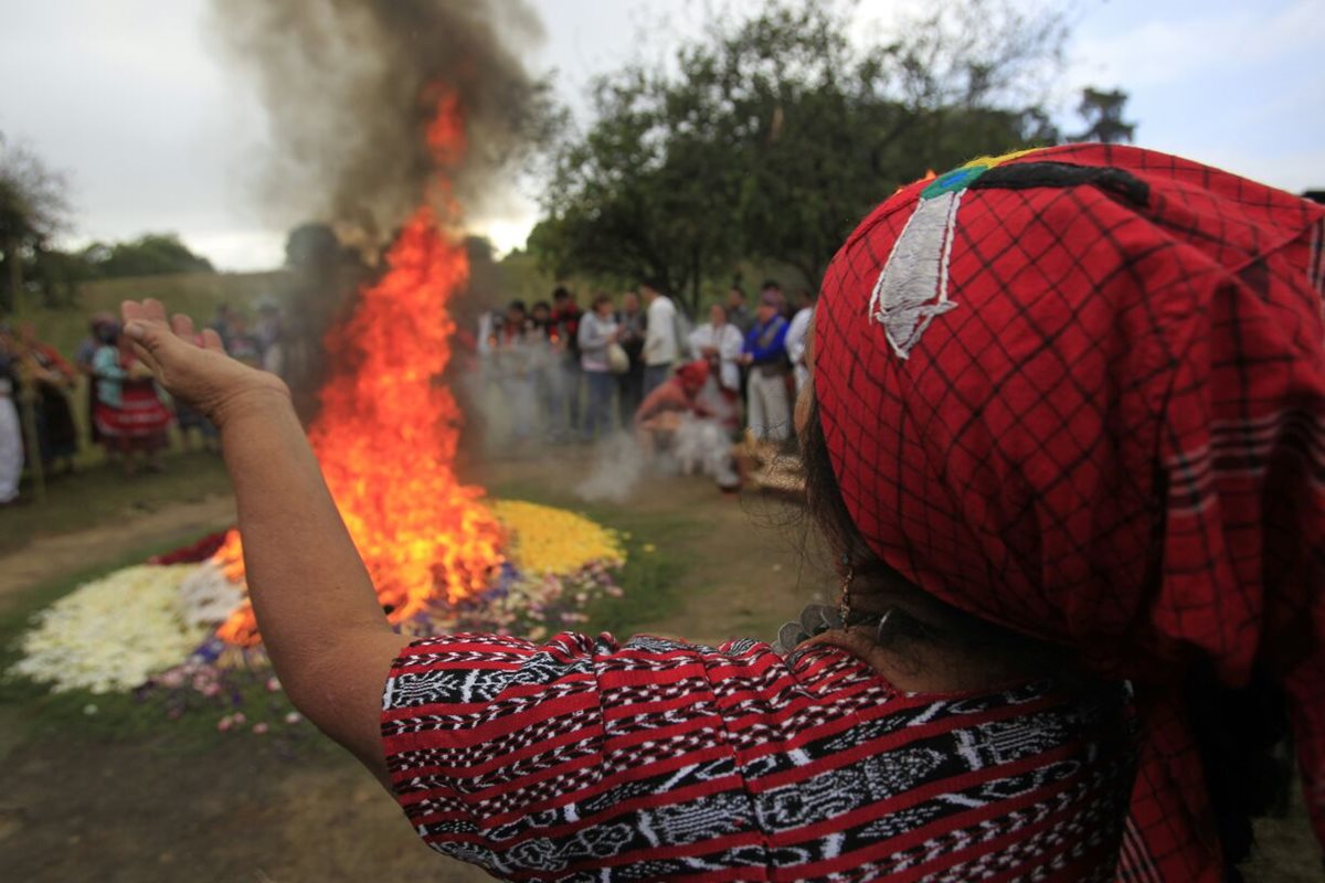 Ceremonia maya realizada en el sitio arqueológico Kaminal Juyú por los 20 años de la firma de la paz. (Foto Prensa Libre: Carlos Hernández)