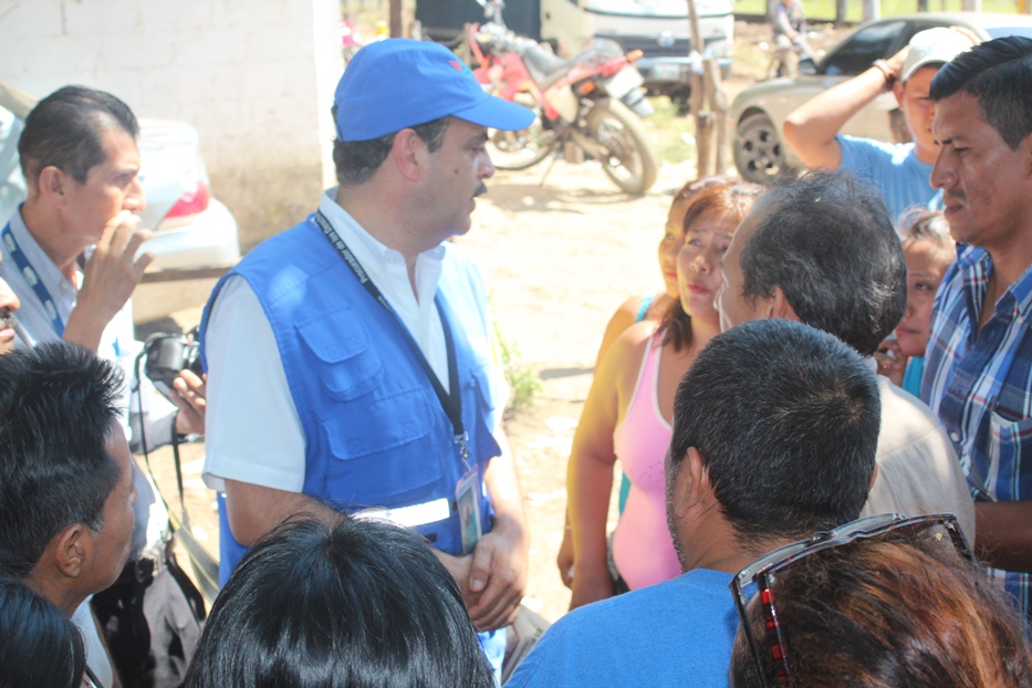 Un trabajador de la PDH dialoga con familiares de reclusos afuera de la Granja Penal Canadá, en Escuintla. (Foto Prensa Libre: Melvin Sandoval)