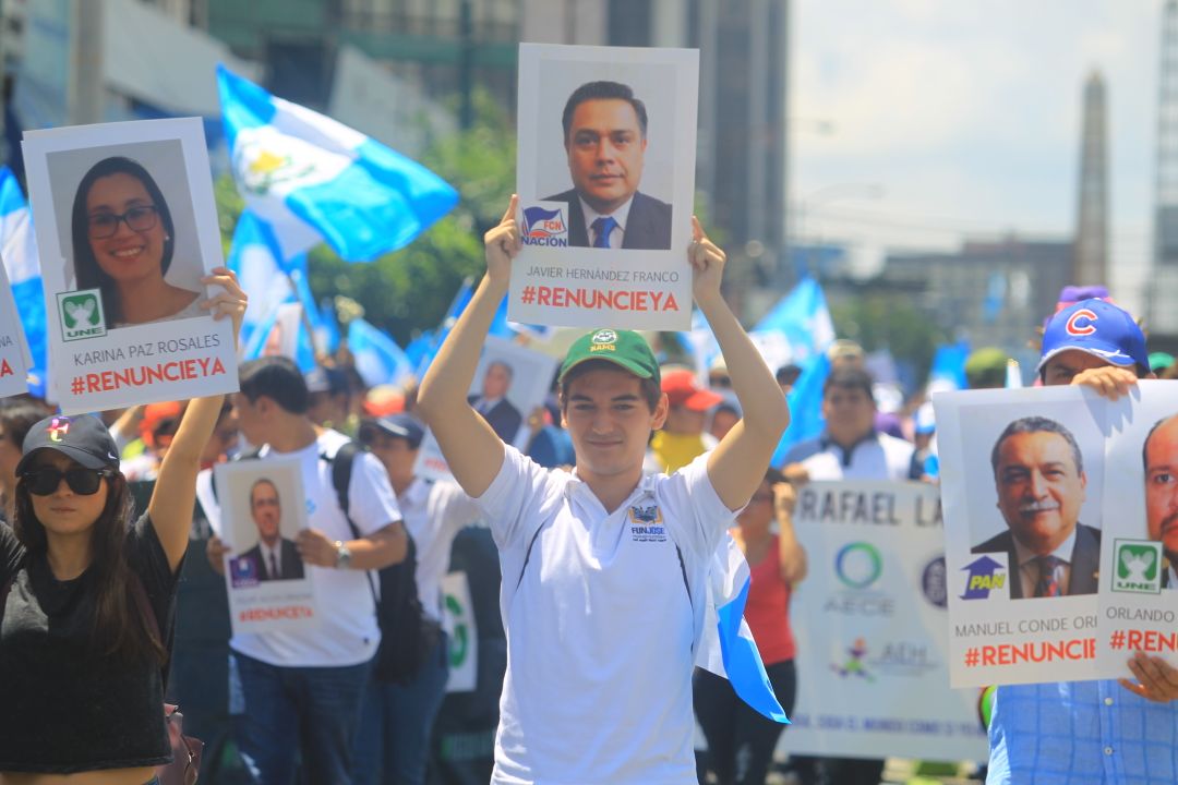 También se resalta entre los rostros que las personas del interior piden que los diputados renuncien a sus distritos.