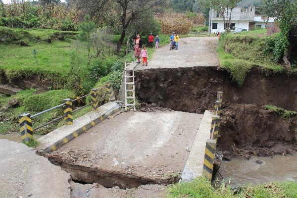 Puente Chiaj se desplomó a causa de la fuerte   lluvia, en San Cristóbal Totonicapán.