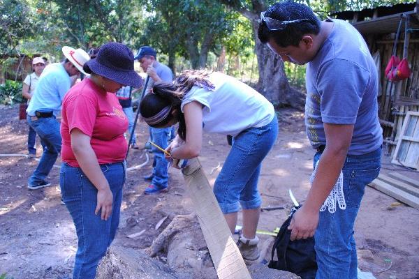 Voluntarios de la Fundación Un Techo para  mi País construyen viviendas en el caserío Talzachum. Inserto, familia con su casa terminada.