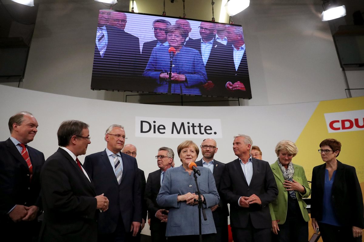 El partido de Angela Merkel fue hoy el más votado en las elecciones alemanas, a pesar de caer casi nueve puntos. (Foto Prensa Libre: EFE)