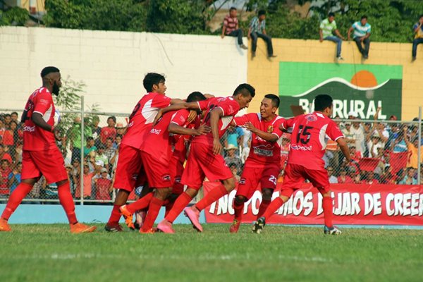 Jocotán se impuso a Carchá en el primer juego de la final de la Primera División. (Foto Prensa Libre: Hugo Oliva)