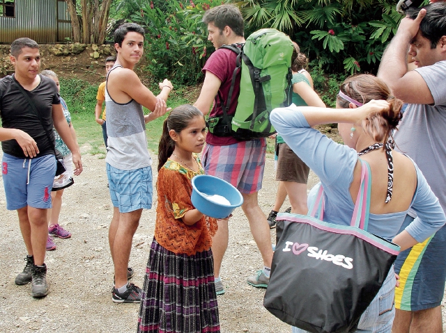 Ana del Rosario Tut Asig ofrece chocolate a turistas que llegan a Semuc Champey. Su habilidad para hacerlo en siete idiomas ha generado admiración. (Foto Prensa Libre: Eduardo Sam).