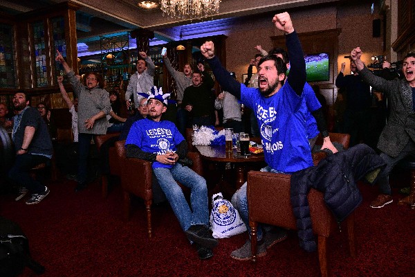 Los aficionados de Leicester celebran la corona, tras el empate del Chelsea y el Tottenham. (Foto Prensa Libre: AP).