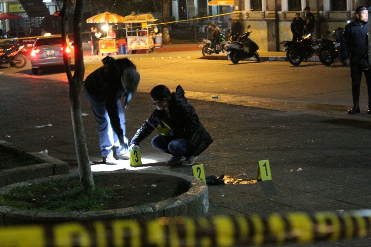 Investigadores del MP recolectaron evidencias en el parque central. (Foto Prensa Libre: María José Longo)