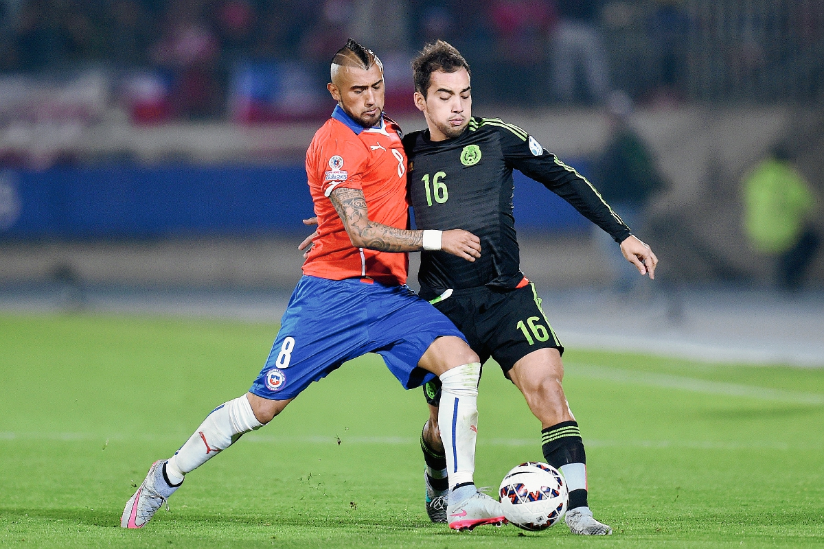 Aldrete en una acción con Vidal en el partido ante Chile. (Foto Prensa Libre: AFP)