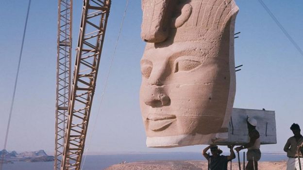 En la década de los 60, un equipo de ingenieros movió los templos de Abu Simbel a terrenos más elevados. Pieza por pieza. ROLLS PRESS/POPPERFOTO/GETTY IMAGES