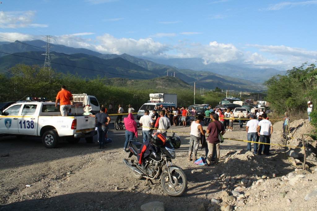 El percance ocurrió en el kilómetro 80 de la ruta al Atlántico, aldea El Rancho en San Agustín Acasaguastlán, El progreso. (Foto Prensa Libre: Héctor Contreras)