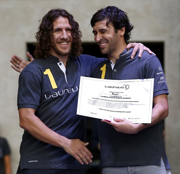 Fotografía facilitada por la Academia Laureus del madrileño Raúl González (d), exjugador y excapitán del Real Madrid y de la selección española de futbol, que fue nombrado este domingo en Berlín nuevo miembro de la Academia. (Foto Prensa Libre: EFE)