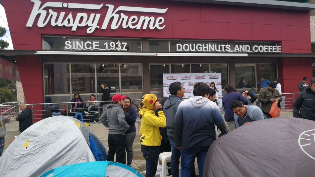 Decenas de personas acamparán este viernes afuera de Krispy Kreme para lograr ser los primeros en entrar a la nueva tienda y tener la posibilidad de ganar premios. (Foto Prensa Libre: Érick Ávila)