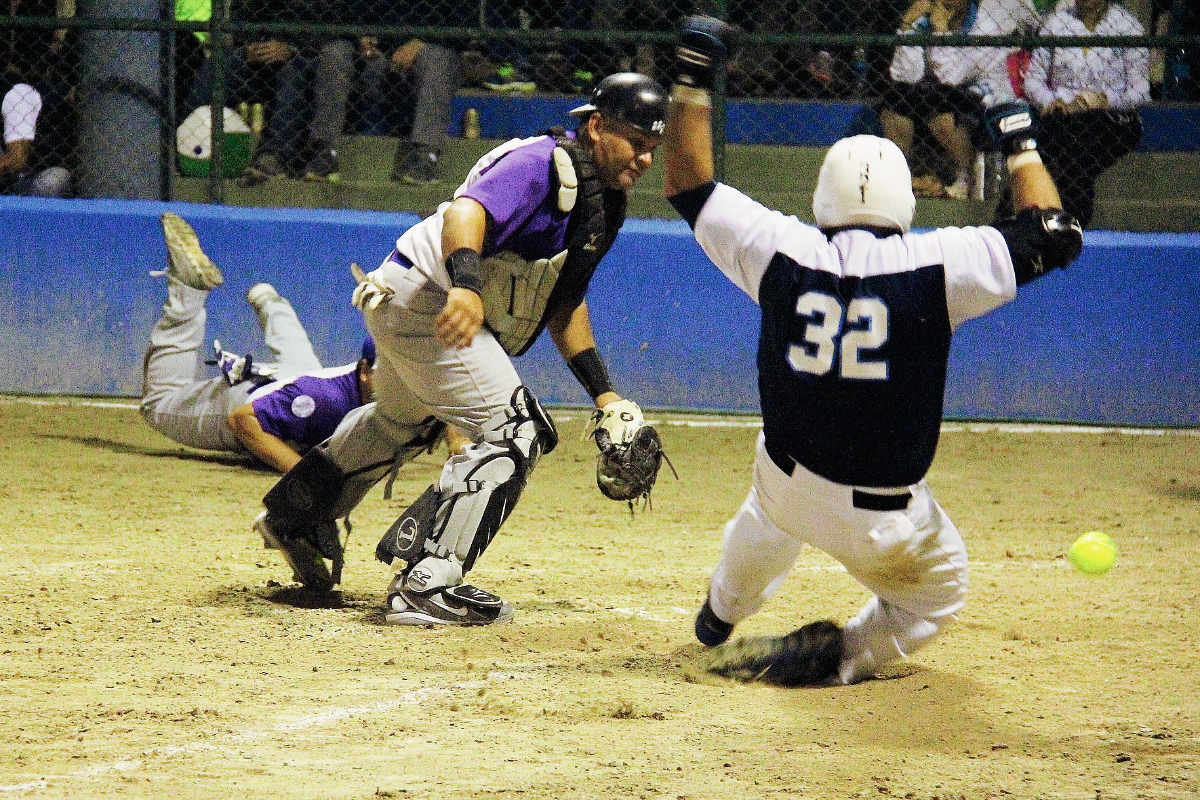 Lanquetín y Scott buscan quedarse con la corona del softbol guatemalteco. (Foto Prensa Libre: Cortesía Asosoft)