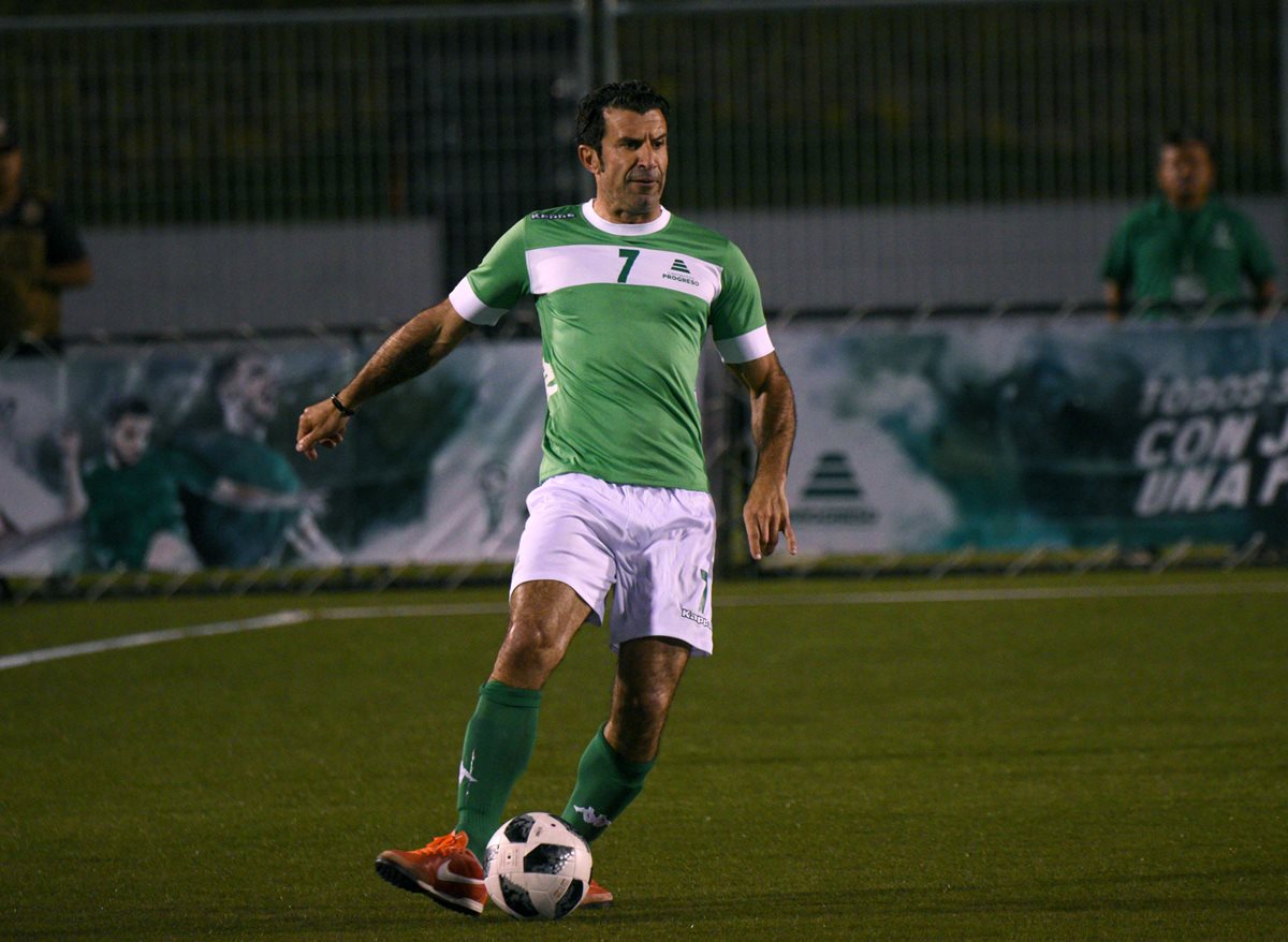 Luis Figo, durante el partido de leyendas internacionales, en el estadio Cementos Progreso. (Foto Prensa Libre: EFE)