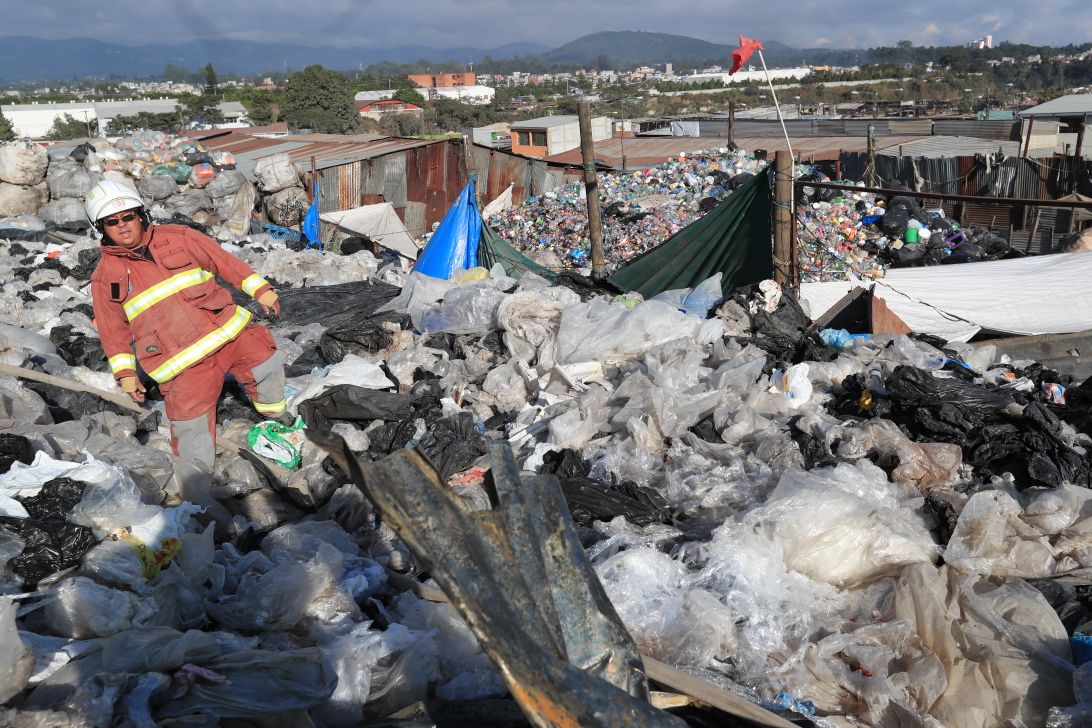 Ocho unidades de los CBV apoyaron para controlar el incendio. (Foto Prensa Libre: Estuardo Paredes)