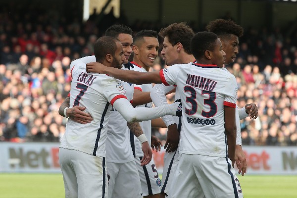 Los jugadores del PSG festejan después de una anotacíon de Lucas. (Foto Prensa Libre: AP)