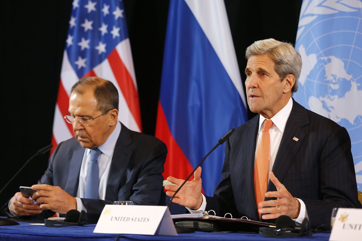 El secretario de Estado de EE. UU., John Kerry (der.) junto al ministro de exteriores ruso, Sergey Lavrov, durante la conferencia de prensa en Alemania el jueves. (Foto Prensa Libre: AP).