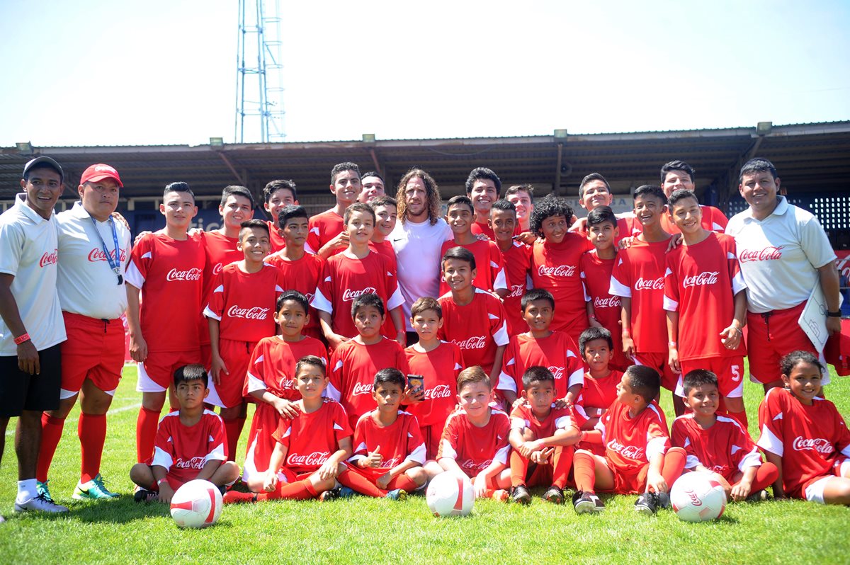 Ana Margarita Mérida Recinos fue la única niña que compartió ayer junto al exdefensor español Carles Puyol, en las clínicas de futbol que impartió en el estadio Carlos Salazar. (Foto Prensa Libre: Edwin Fajardo)