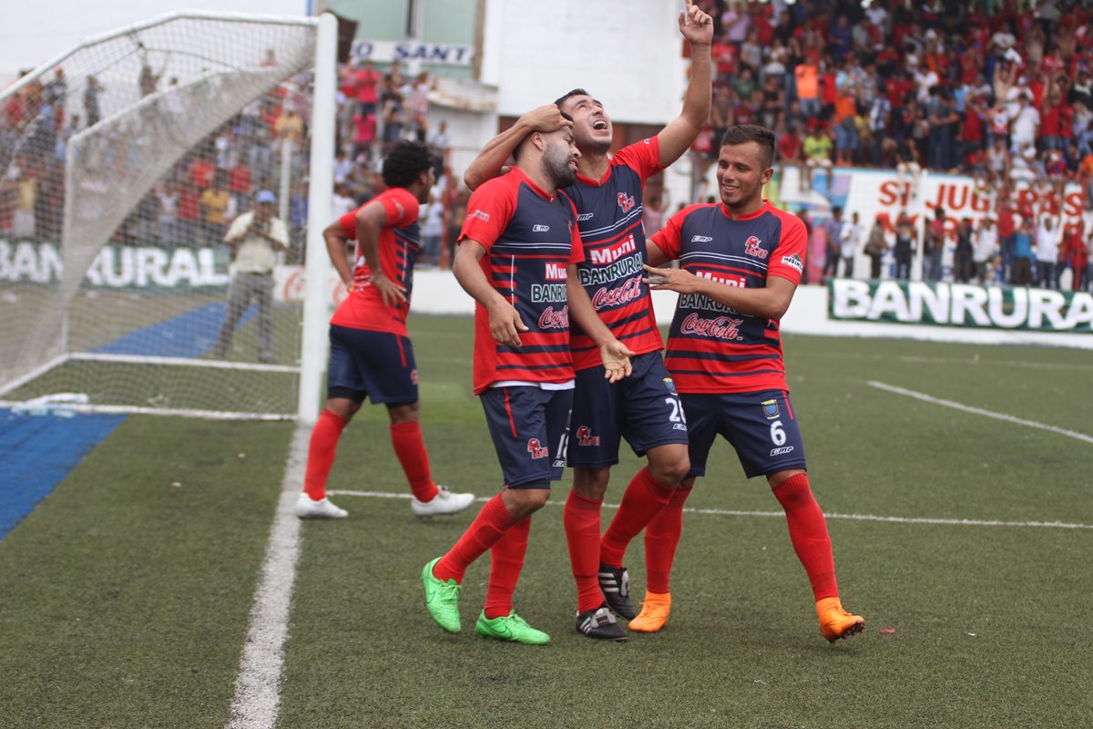 Malacateco festeja en su casa luego de haber eliminado al campeón, Antigua GFC.