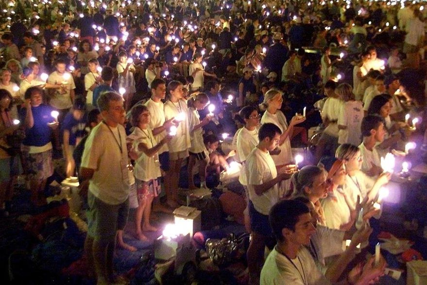 Jóvenes participan en una vigilia en Roma durante la JMJ del año 2000. (Foto: Hemeroteca PL)