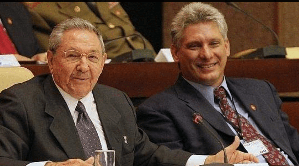 Miguel Díaz-Canel (derecha) tomará el mando en Cuba a partir del jueves. (Del sitio thecubaneconomy.com)