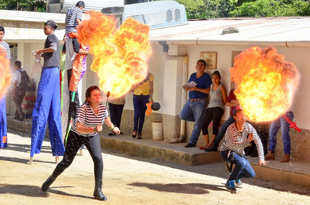 Vecinos de Santa Cruz El Chol, Baja Verapaz, disfrutan de espectáculos durante desfile de inauguración de la feria. (Foto Prensa Libre: Carlos Grave)
