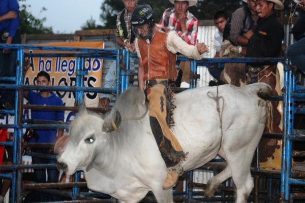 Rodeo que se llevó a cabo en San Rafael las Fores, Santa Rosa, en beneficio de la Teletón. (Foto Prensa Libre: Oswaldo Cardona)<br _mce_bogus="1"/>