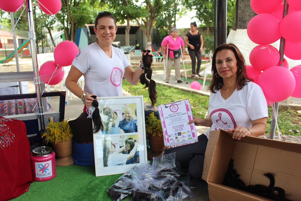 Organizadoras del evento muestran parte del cabello que fue donado, en Petén. (Foto Prensa Libre: Rigoberto Escobar)