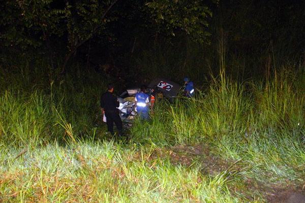 Investigadores reúnen evidencias en el lugar donde murió el guardia Amílcar Sicay, en Gualán, Zacapa. (Foto Prensa Libre: Julio Vargas) 