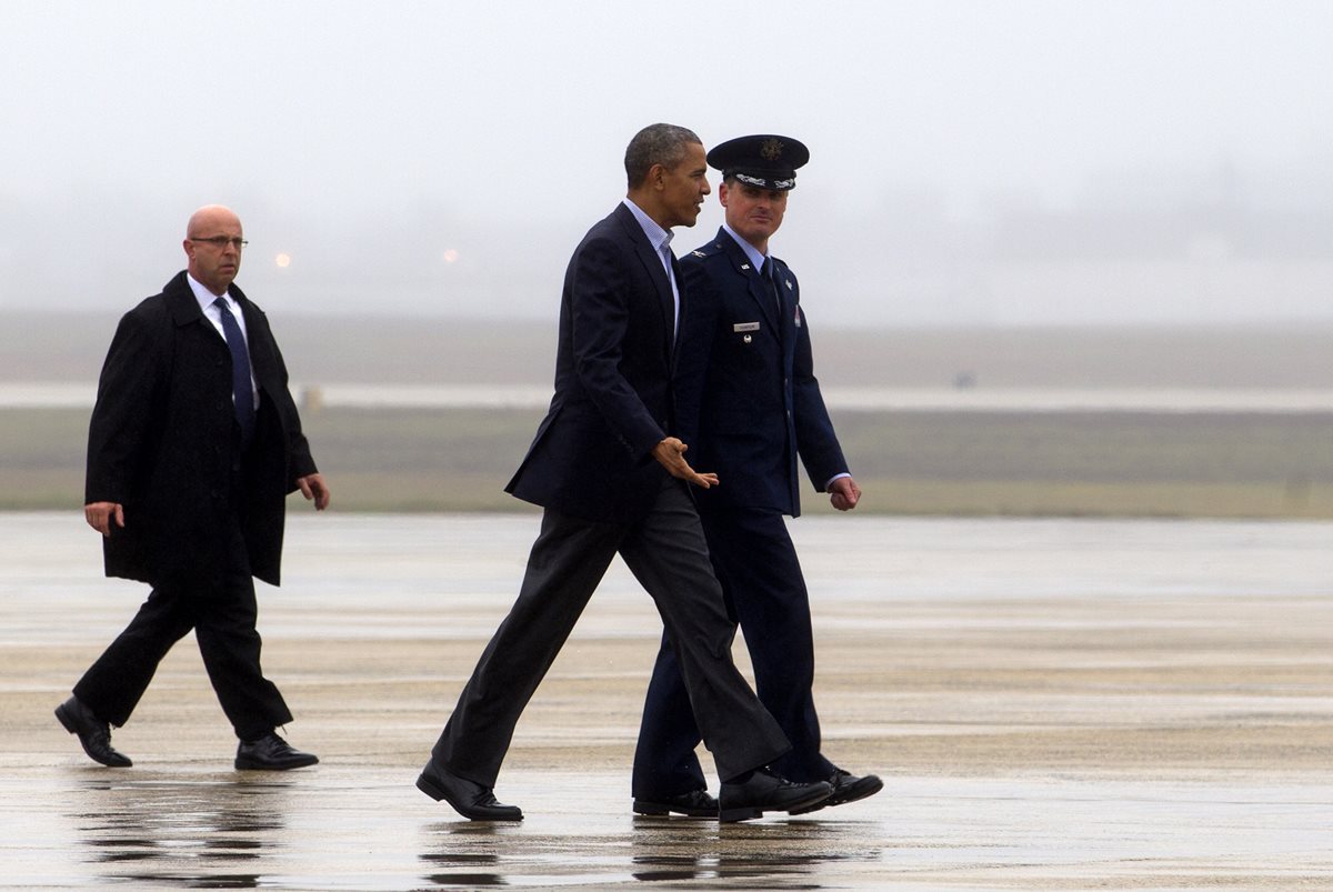 Barack Obama llega a París "optimista" para participar en la COP21. (Foto Prensa Libre: AP).