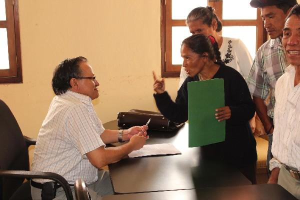 afectados exigen al concejal Gustavo García que  la comuna despeje   el paso bloqueado por un muro.