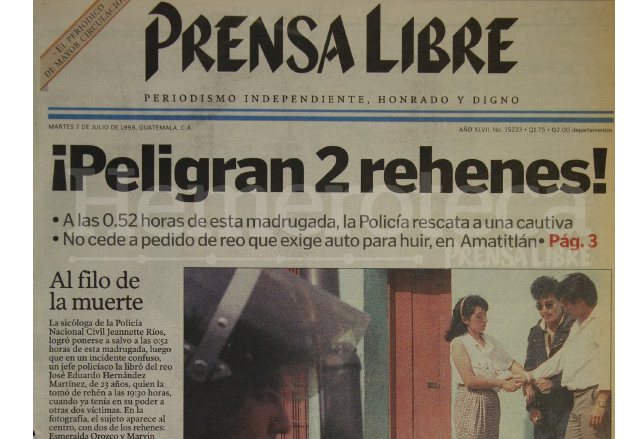 Portada de Prensa Libre del 7 de julio de 1998 informando sobre el secuestro de dos funcionarios judiciales por parte del reo José Eduardo Hernández. (Foto: Hemeroteca PL)