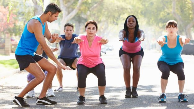 Las sentadillas son un ejercicio común en el entrenamiento en calistenia. GETTY IMAGES