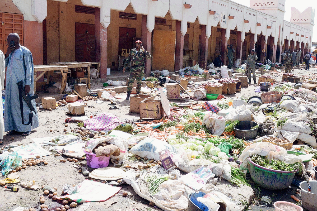 Los soldados hacen guardia en un mercado en Yamena tras un ataque suicida en la capital de Chad por Boko Haram. (Foto Prensa Libre:AFP)